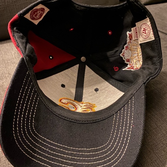 Calgary Flames hat - Picture 5 of 6